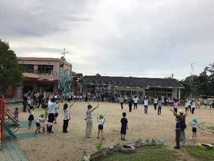 園庭で遊ぶ