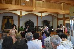 フルートアンサンブルの演奏の様子