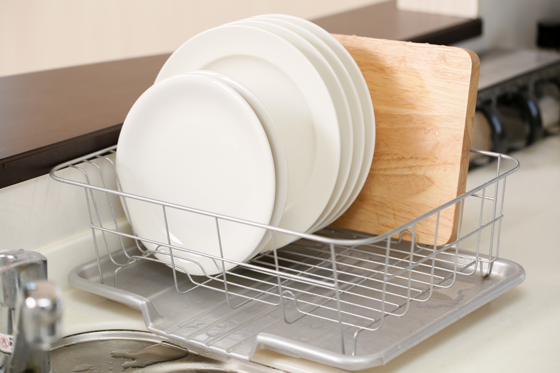 綺麗に洗われた食器の写真