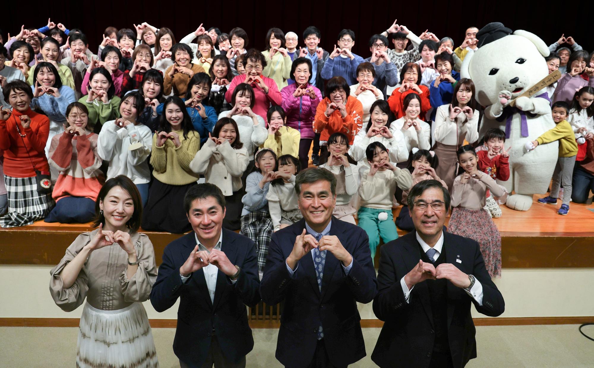 シンポジウム出演者たちの集合写真
